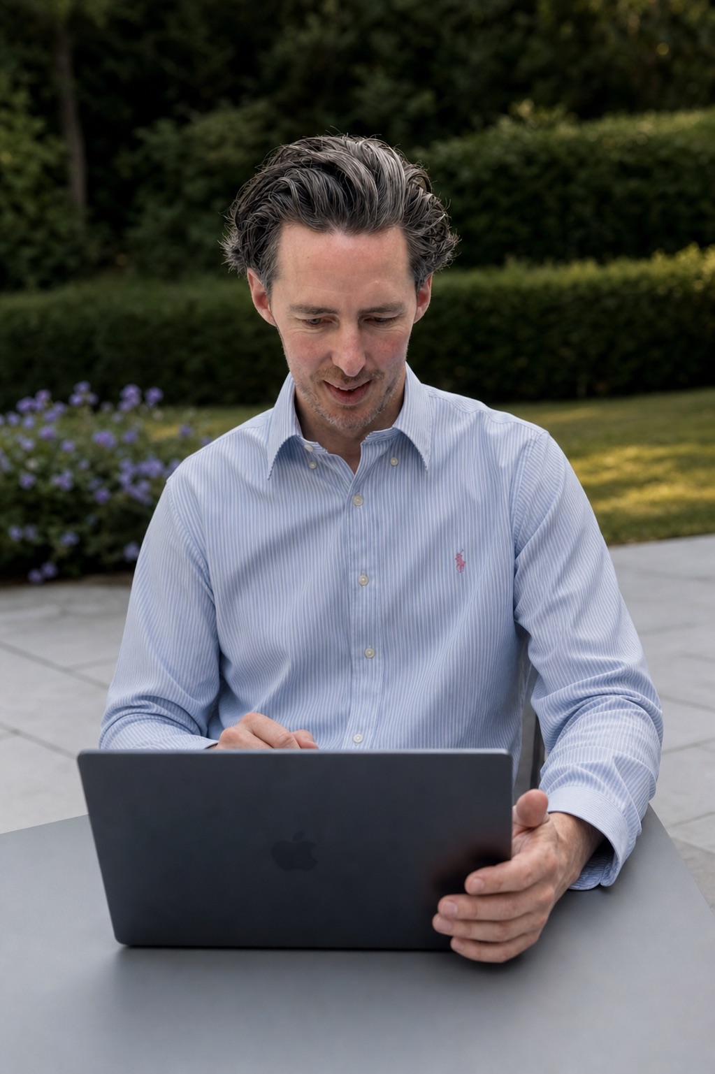 Christophe bekijkt een voorbeeld op zijn laptop